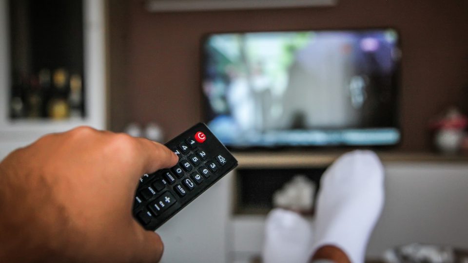 Fernseher und Fernbedienung